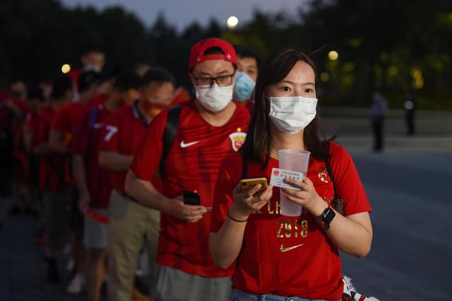 半岛体育-中国足球超级联赛即将启动，引发球迷热议