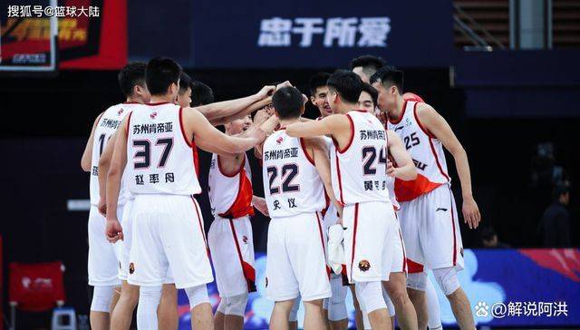 北京控股主场迎战对手，球迷为球队士气加油