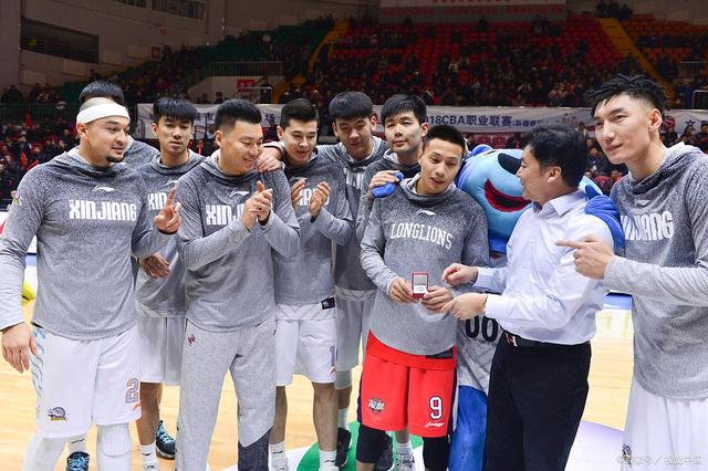 北京控股主场迎战对手，球迷为球队士气加油