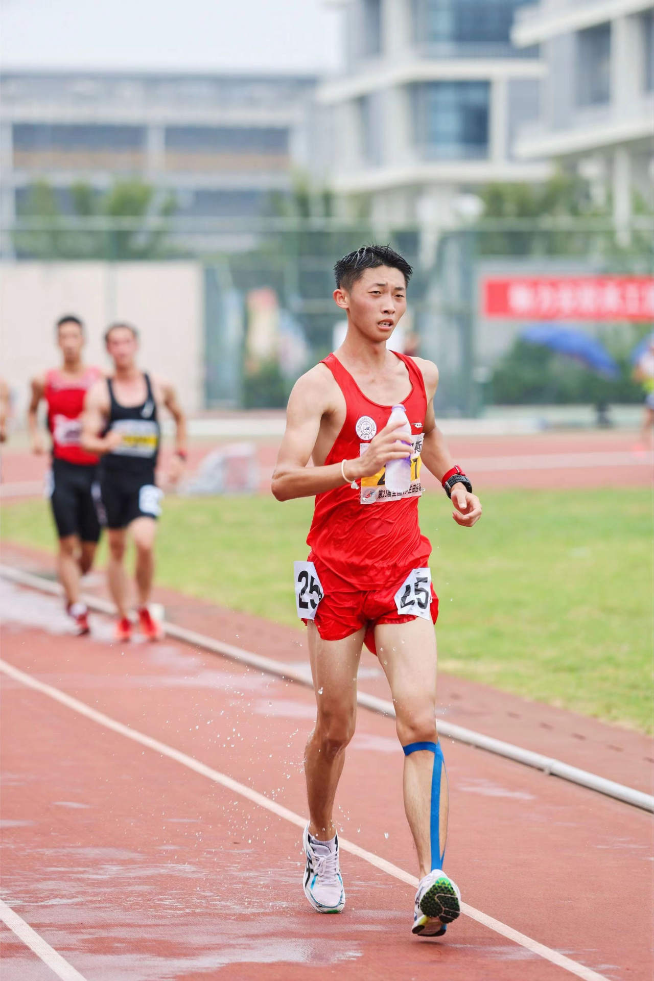 阿联酋队在田径比赛中获得佳绩