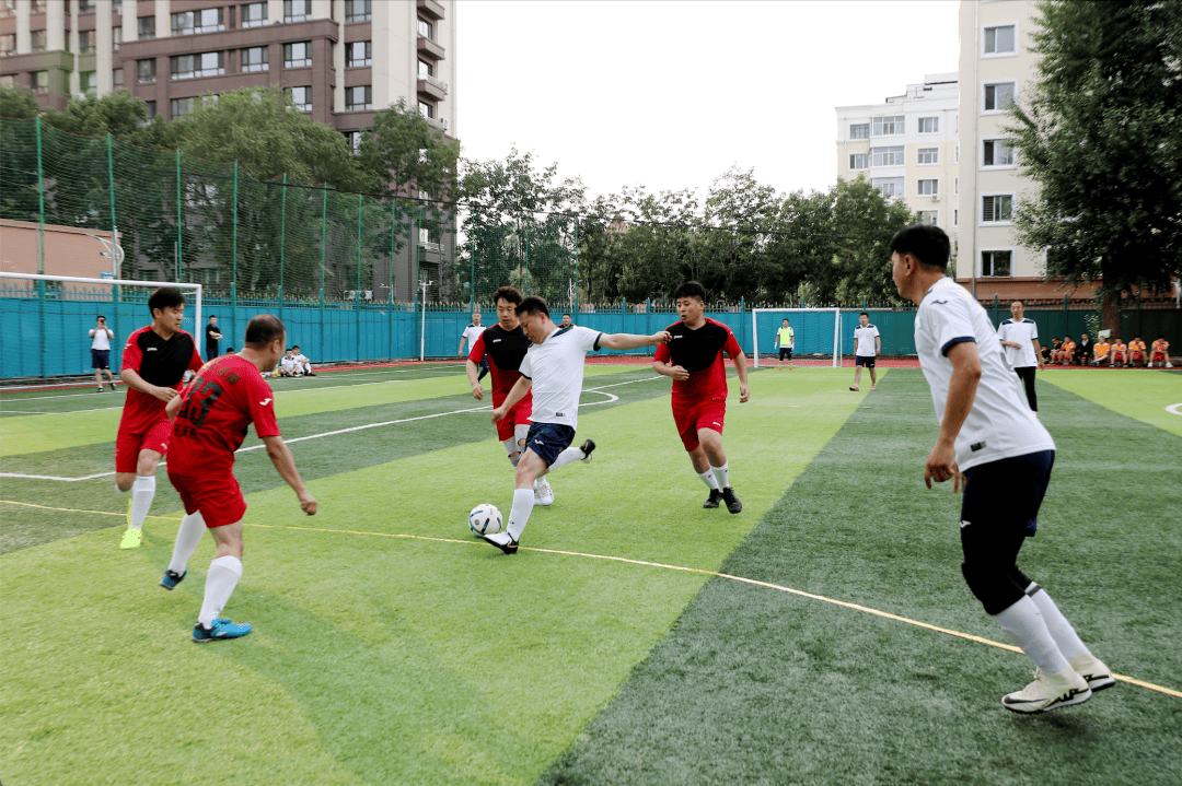 球赛现场气氛热烈，观众热情高涨