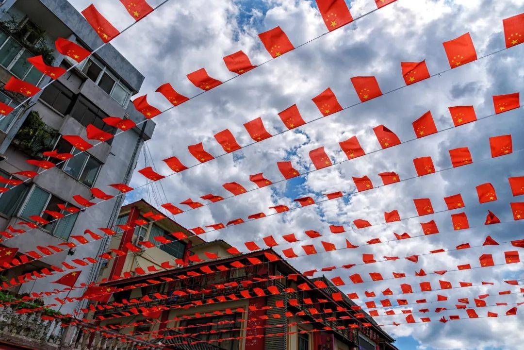 巴哈马跳水选手高空翻飞，东京奥运水滴飞扬