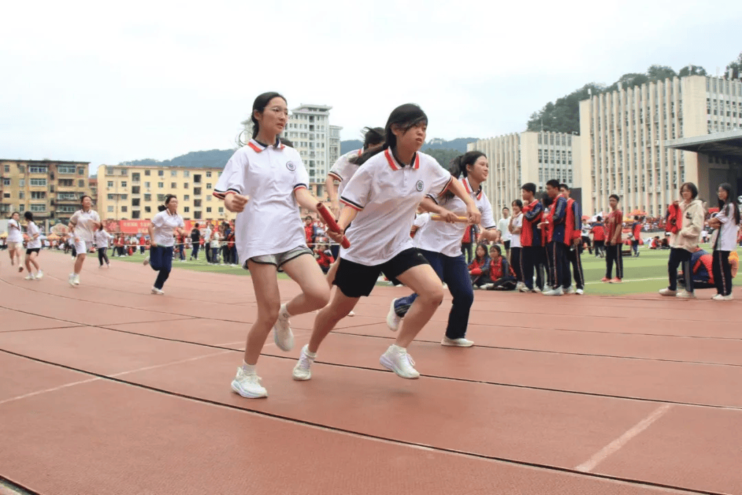 田径竞技:瞬间风起云涌，速度与激情交织