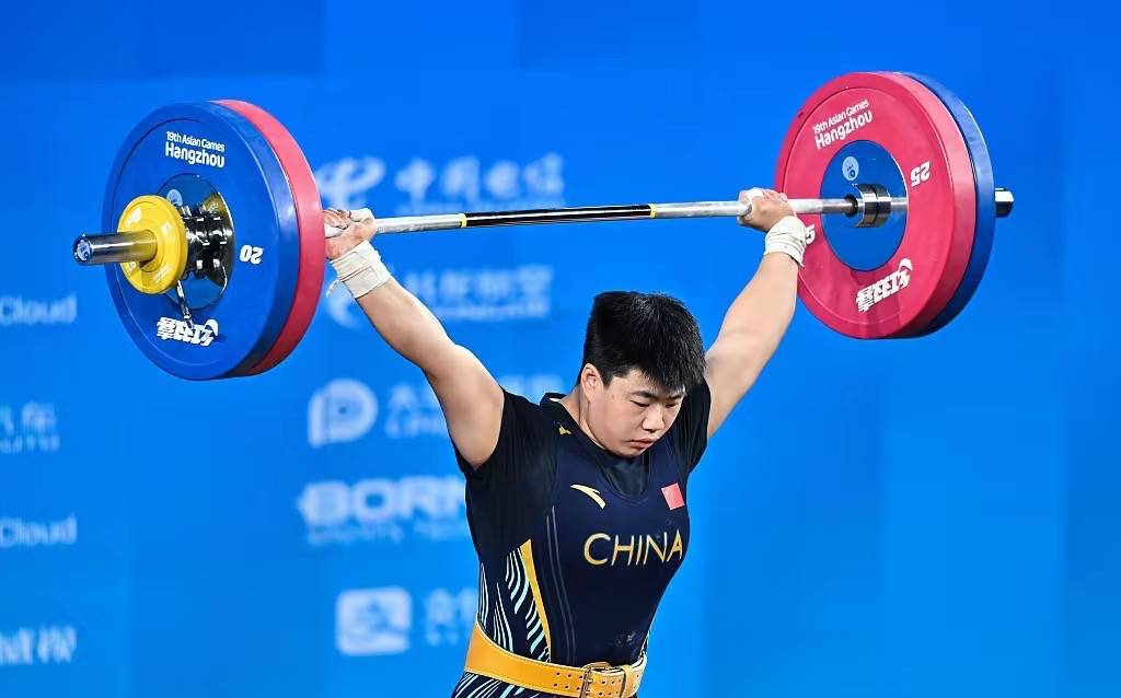 中国队女子篮球比赛大获全胜，夺得冠军